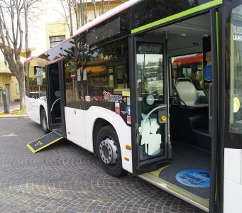 Autobus con rampa disabili