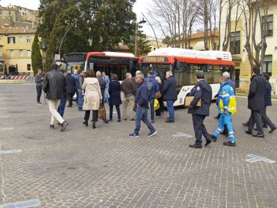 Persone che visitano gli autobus