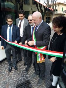 Il taglio del nastro per la presentazione del progetto in piazza Garibaldi, a Castiglione della Pescaia